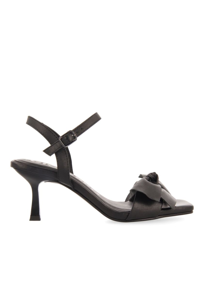 SANDALIAS NEGRAS DE TACÃN FINO CON DETALLE DE LAZO PARA MUJER PATTI - NEGRO