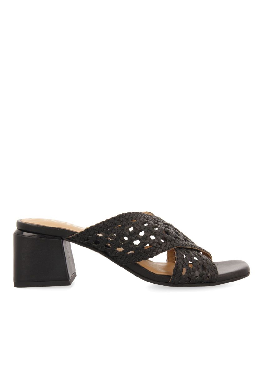 SANDALIAS DESTALONADAS COLOR NEGRO CON TRENZADOS PARA MUJER CLARCONA - NEGRO