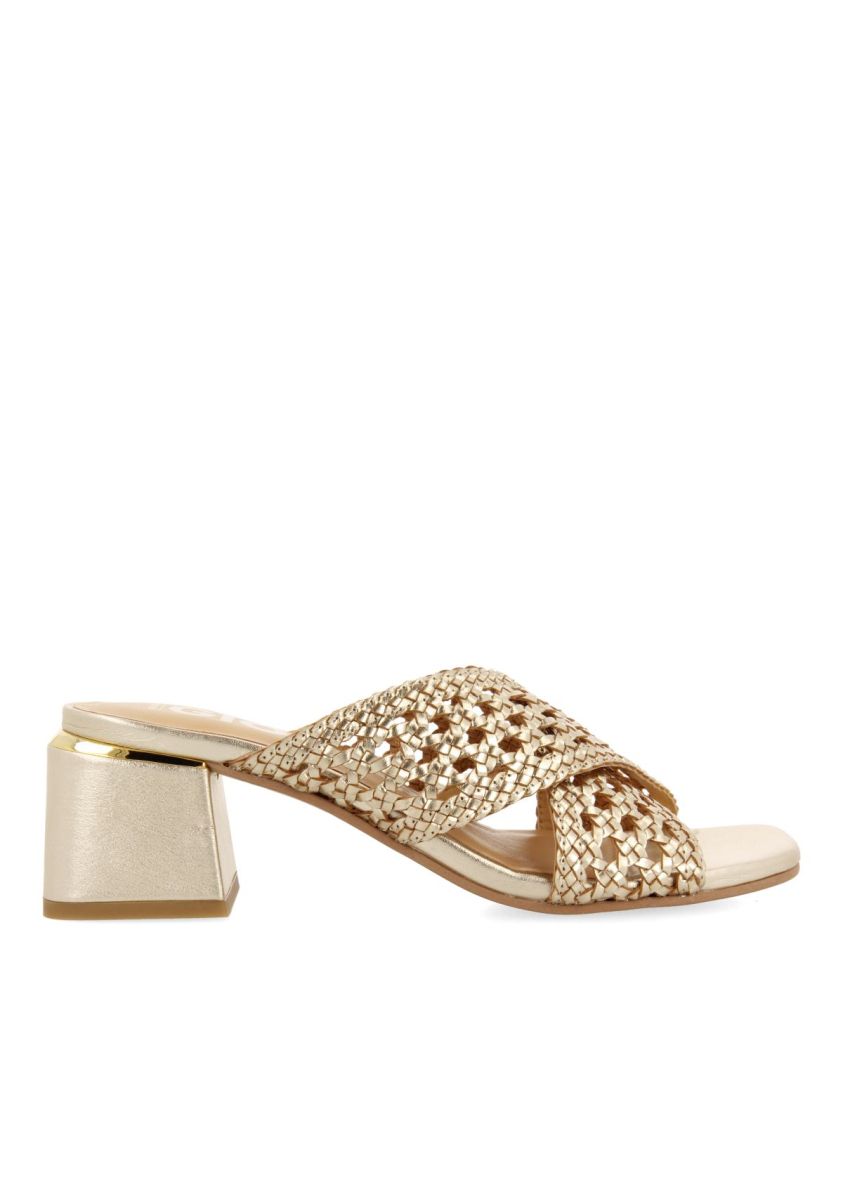 SANDALIAS DESTALONADAS COLOR PLATINO CON TRENZADOS PARA MUJER CLARCONA - PLATINO 1 22324-sandalias-destalonadas-color-platino-con-trenzados-para-mujer-clarcona-platino-1.jpg