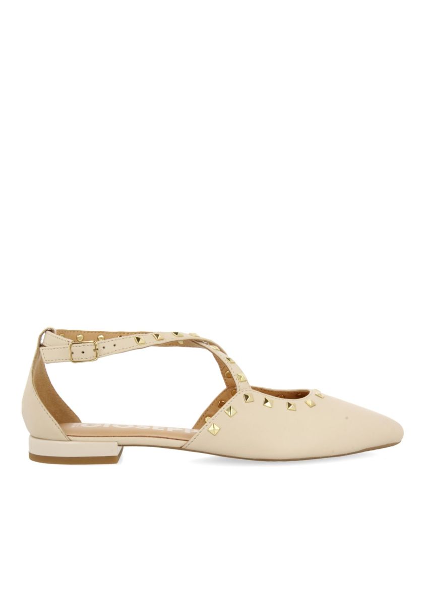 BAILARINAS DE PIEL COLOR OFF-WHITE CON PUNTA FINA Y DETALLE DE TACHAS PARA MUJER GARCON - OFF-WHITE