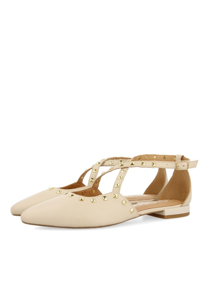 22363-bailarinas-de-piel-color-off-white-con-punta-fina-y-detalle-de-tachas-para-mujer-garcon-off-white-1.jpg