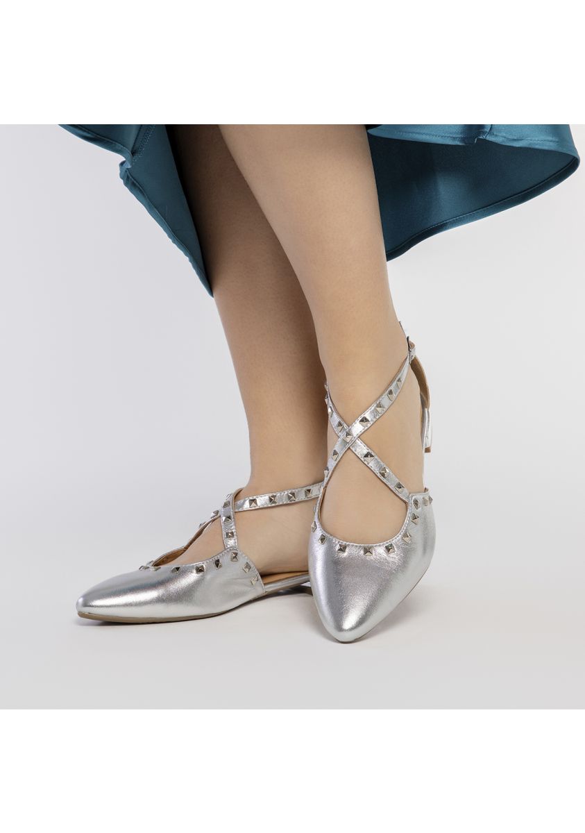 22371-bailarinas-de-piel-color-plateado-con-punta-fina-y-detalle-de-tachas-para-mujer-garcon-plata-1.jpg