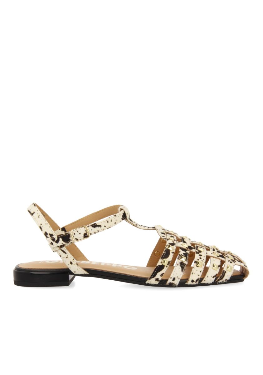 SANDALIAS ESTILO CANGREJERAS DE PIEL CON ANIMAL PRINT Y TACHAS PARA MUJER CONNERTON - VACA