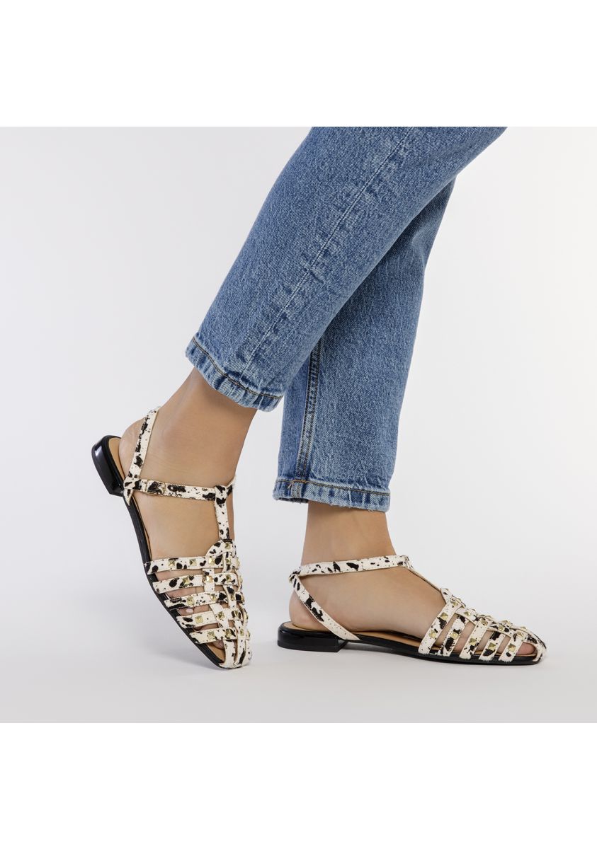 22379-sandalias-estilo-cangrejeras-de-piel-con-animal-print-y-tachas-para-mujer-connerton-vaca-1.jpg