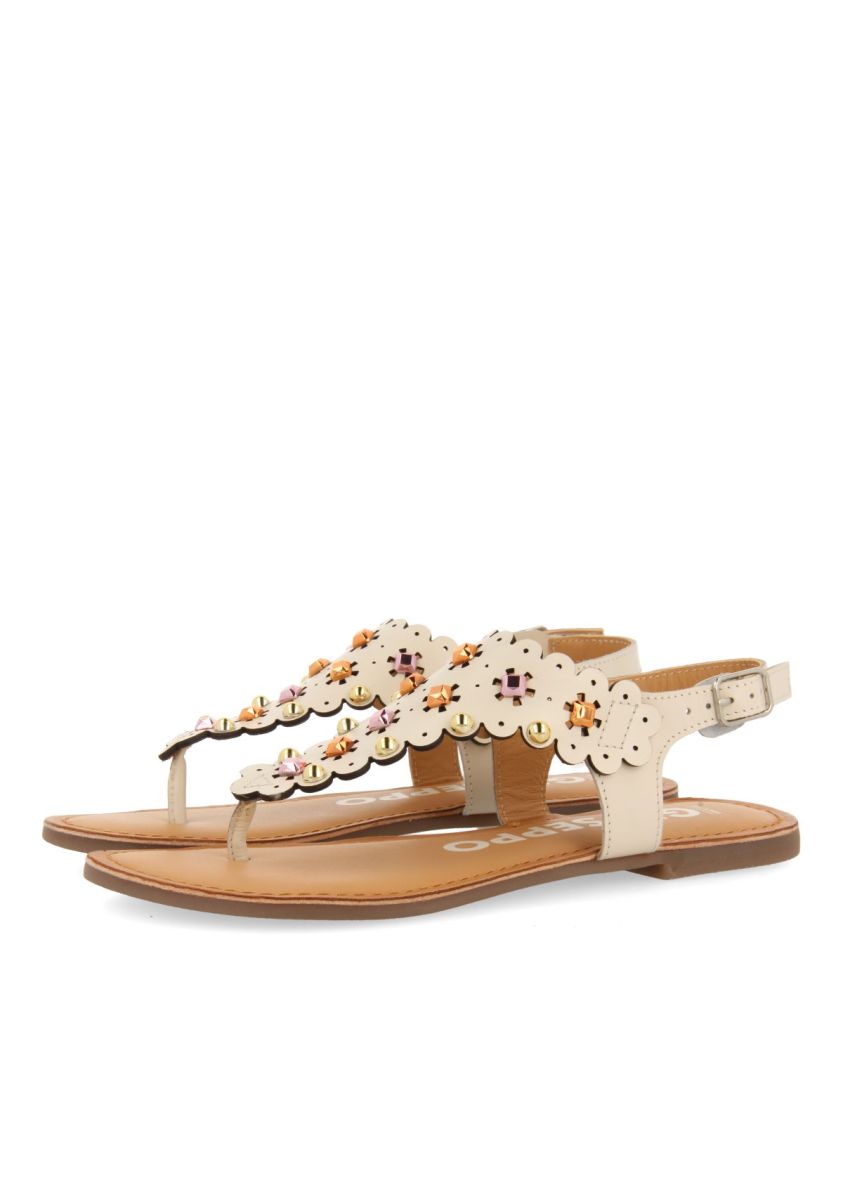 22405-sandalias-color-off-white-de-piel-con-adorno-de-flores-con-tachas-para-mujer-preloj-off-white-1.jpg