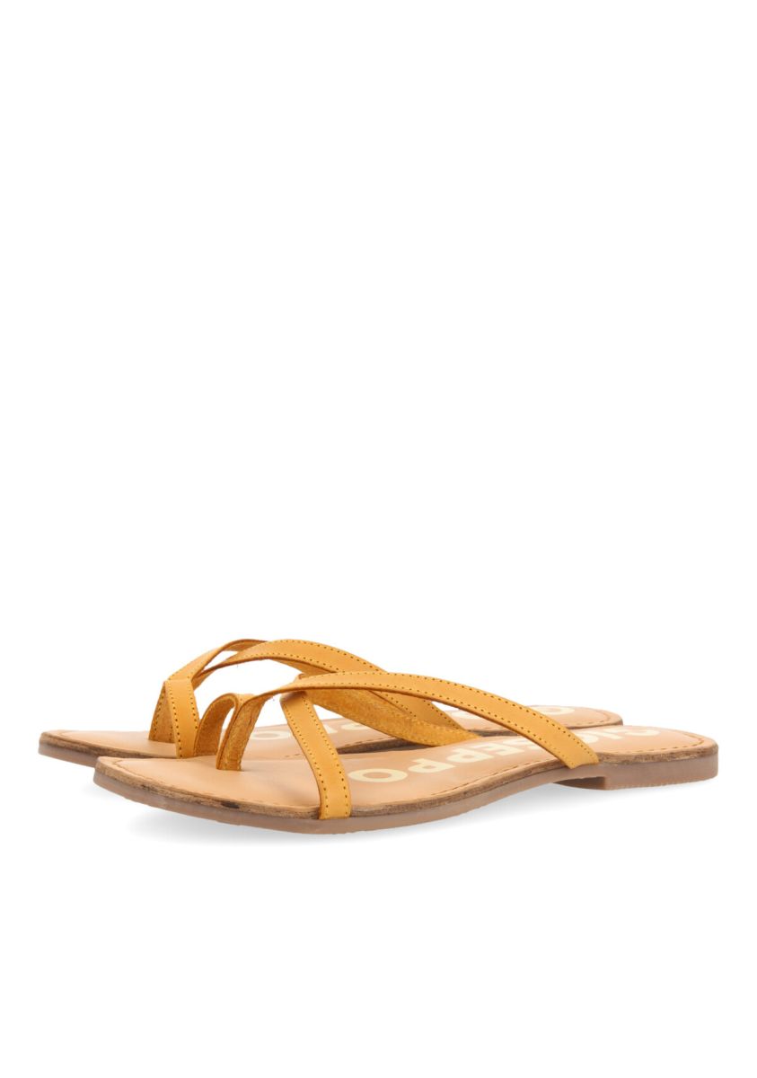 22813-sandalias-planas-mostaza-para-mujer-smelser-mostaza-1.jpg