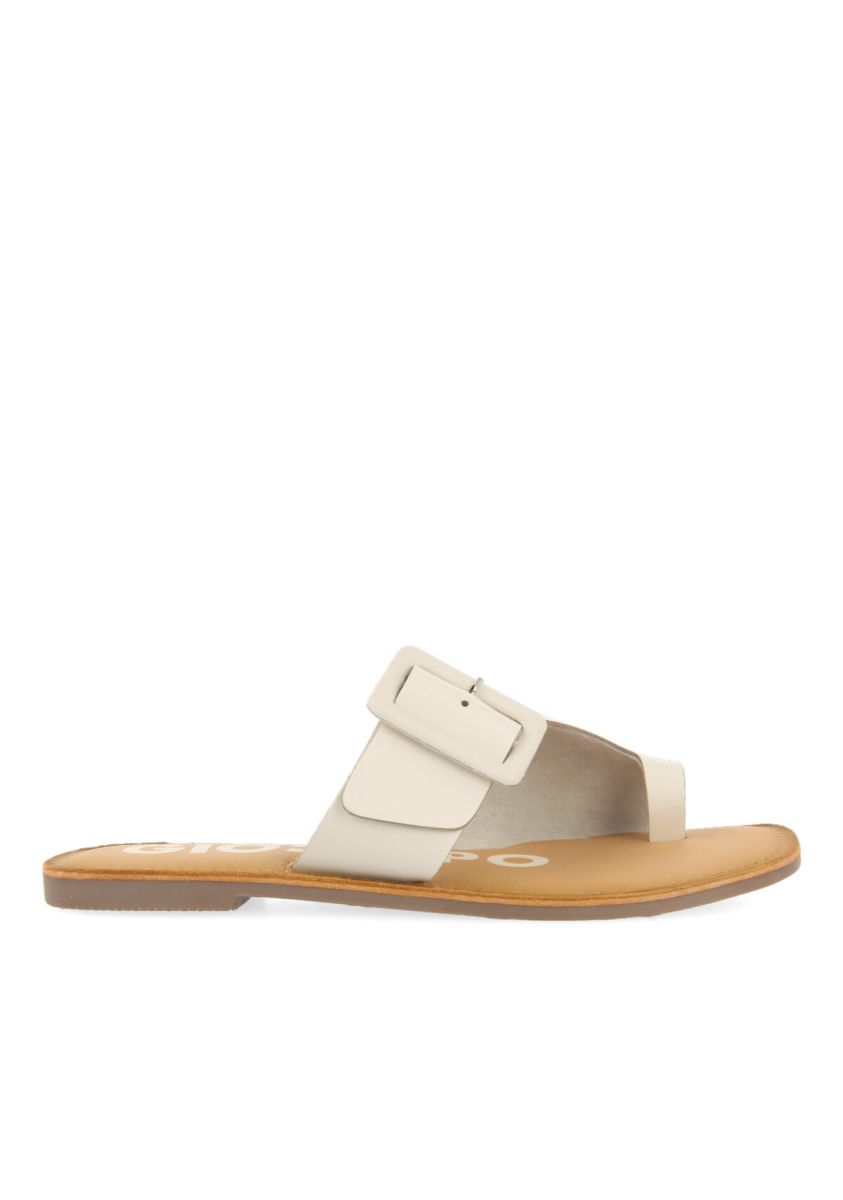 22918-sandalia-en-color-off-white-con-hebilla-para-mujer-yamba-off-white-1.jpg
