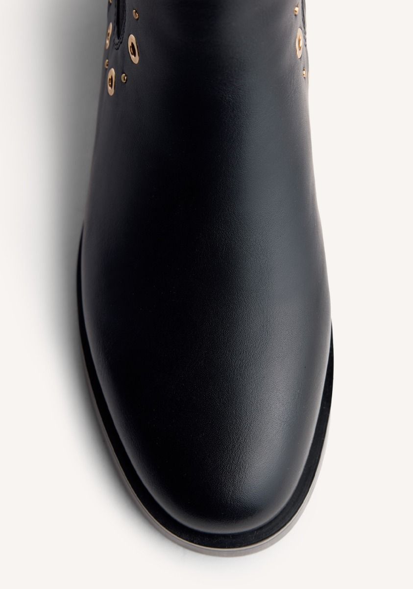2303-botines-chelsea-tachas-y-ollados-halma-negro-1.jpg