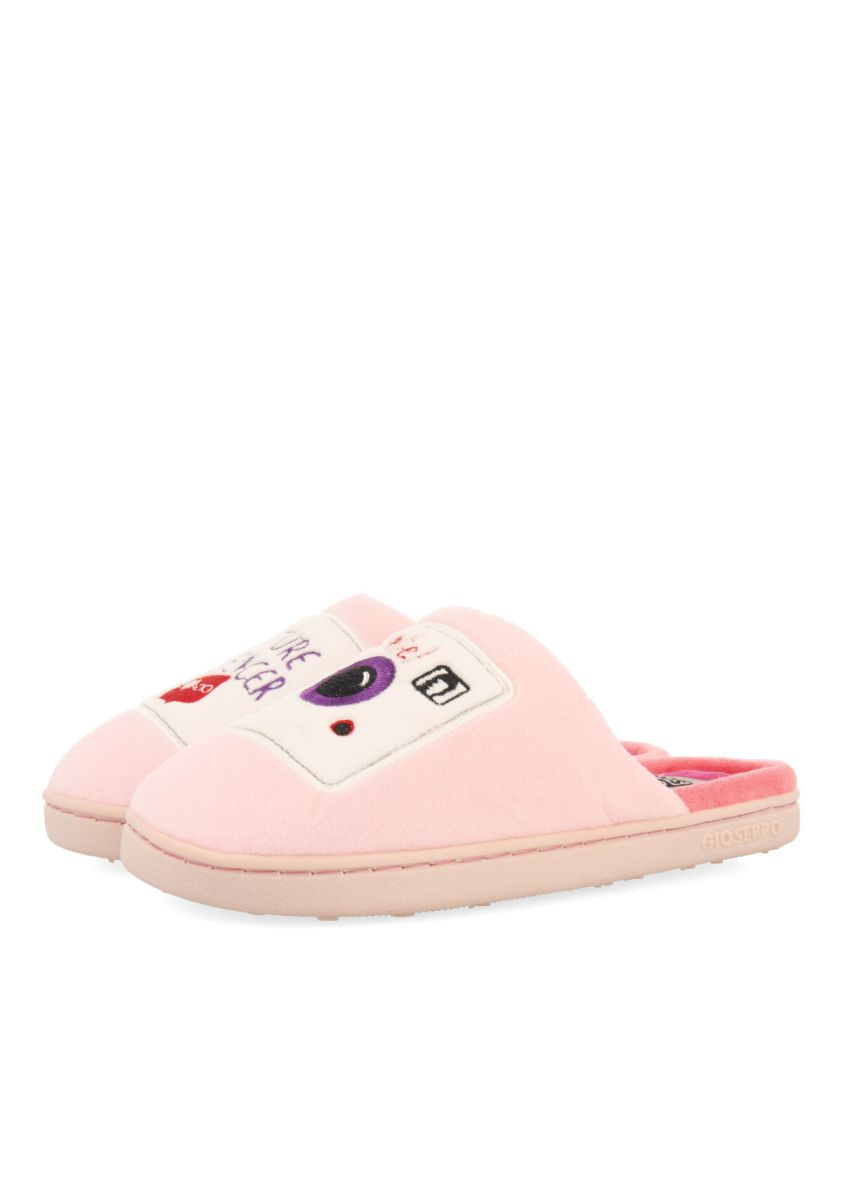 23047-zapatillas-de-estar-por-casa-destalonadas-color-rosa-con-bordado-de-redes-sociales-leduc-rosa-1.jpg