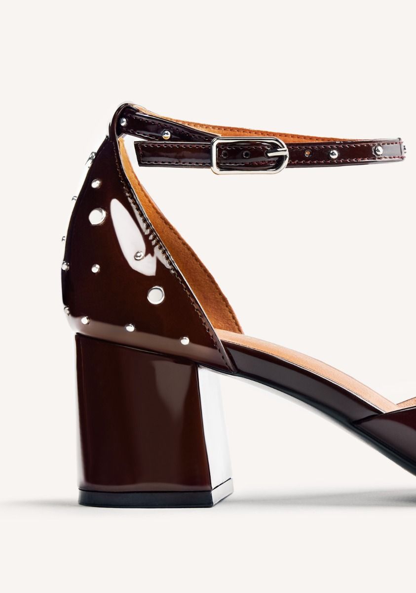 2343-zapatos-mary-jane-efecto-charol-tachas-kinbrae-marron-1.jpg