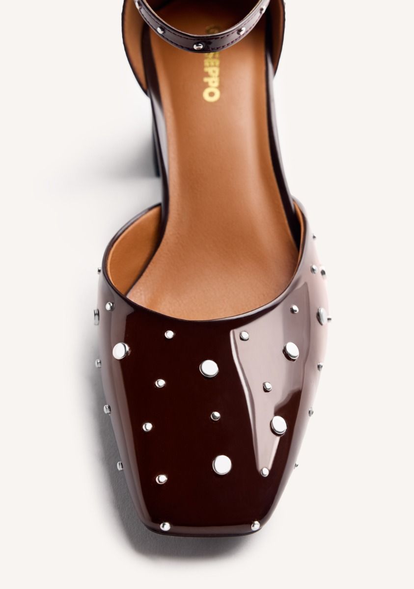 2343-zapatos-mary-jane-efecto-charol-tachas-kinbrae-marron-1.jpg
