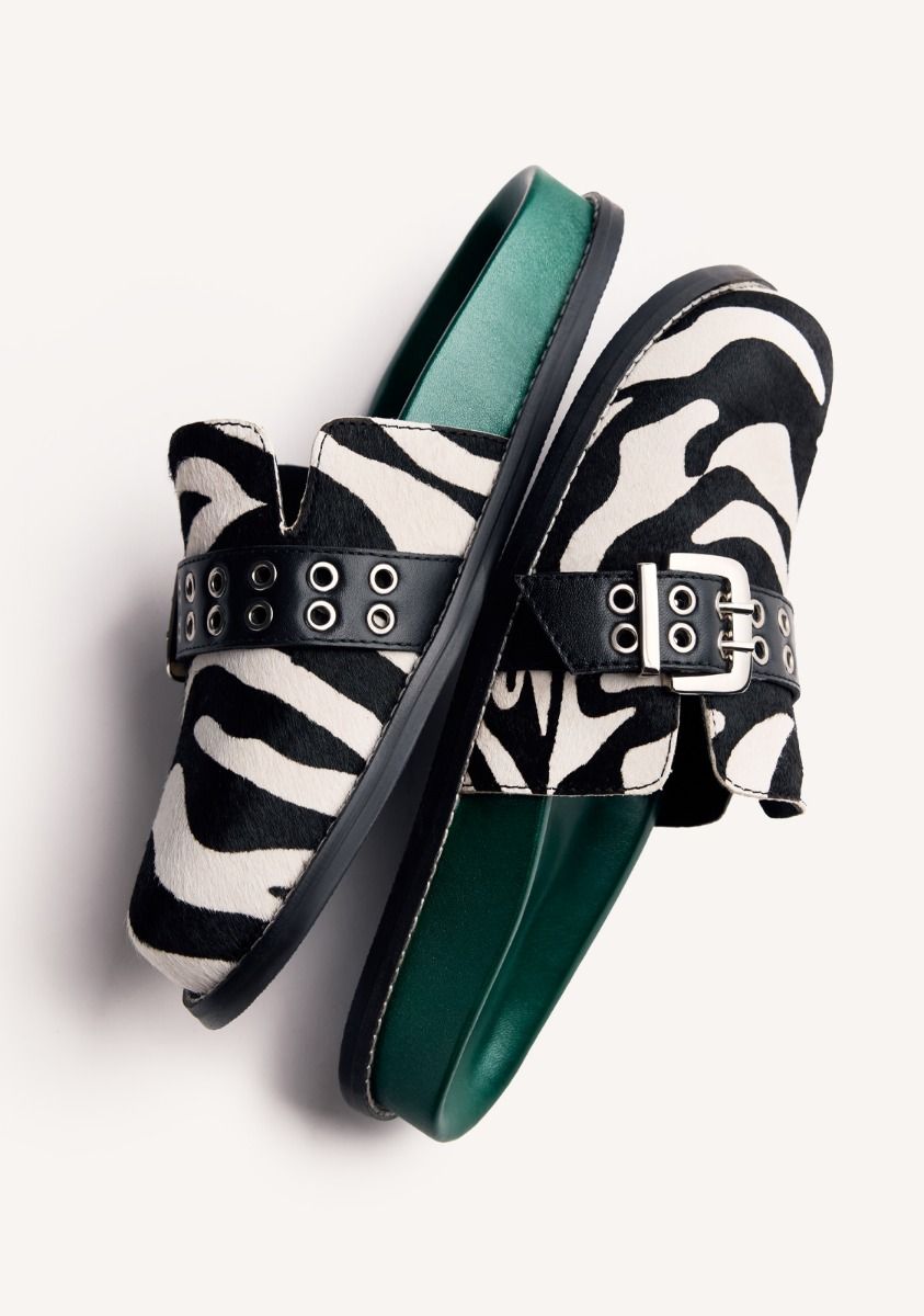 3059-zuecos-piel-estampado-animal-beulah-negro-1.jpg