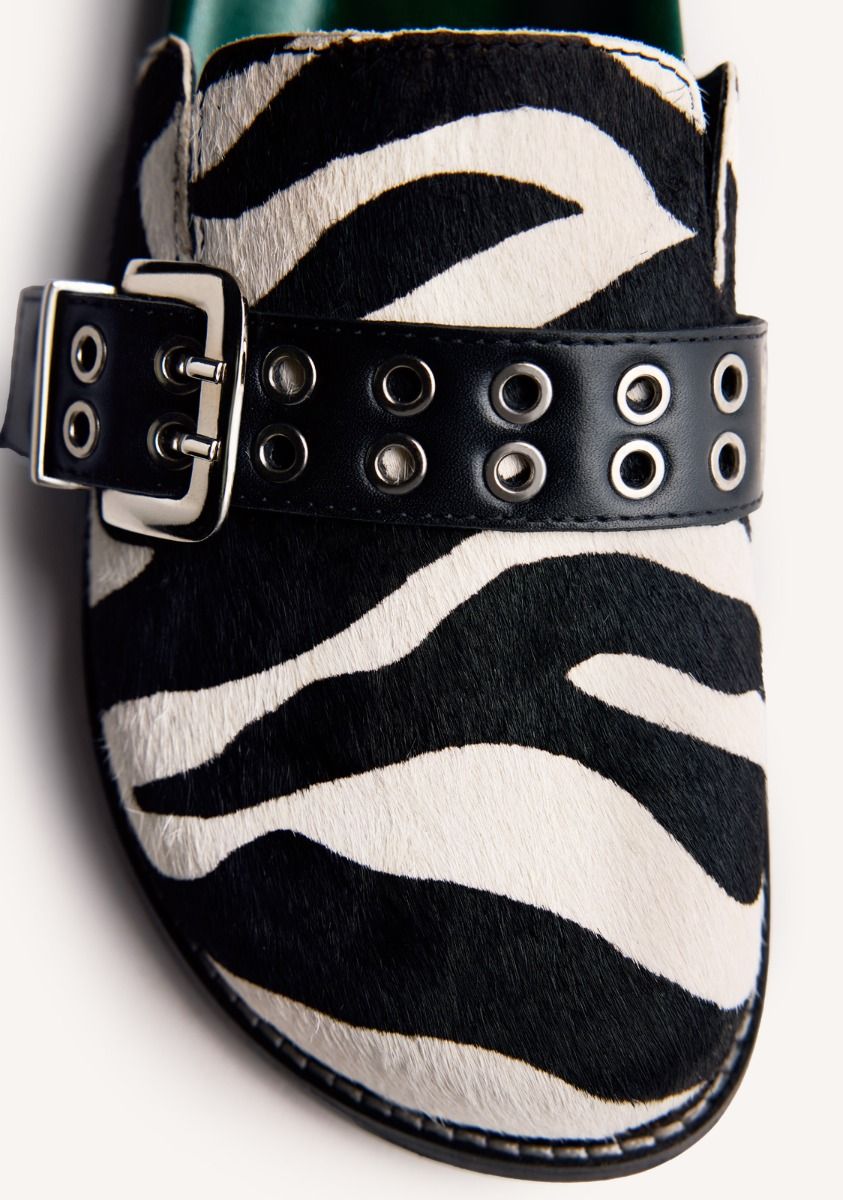 3059-zuecos-piel-estampado-animal-beulah-negro-1.jpg