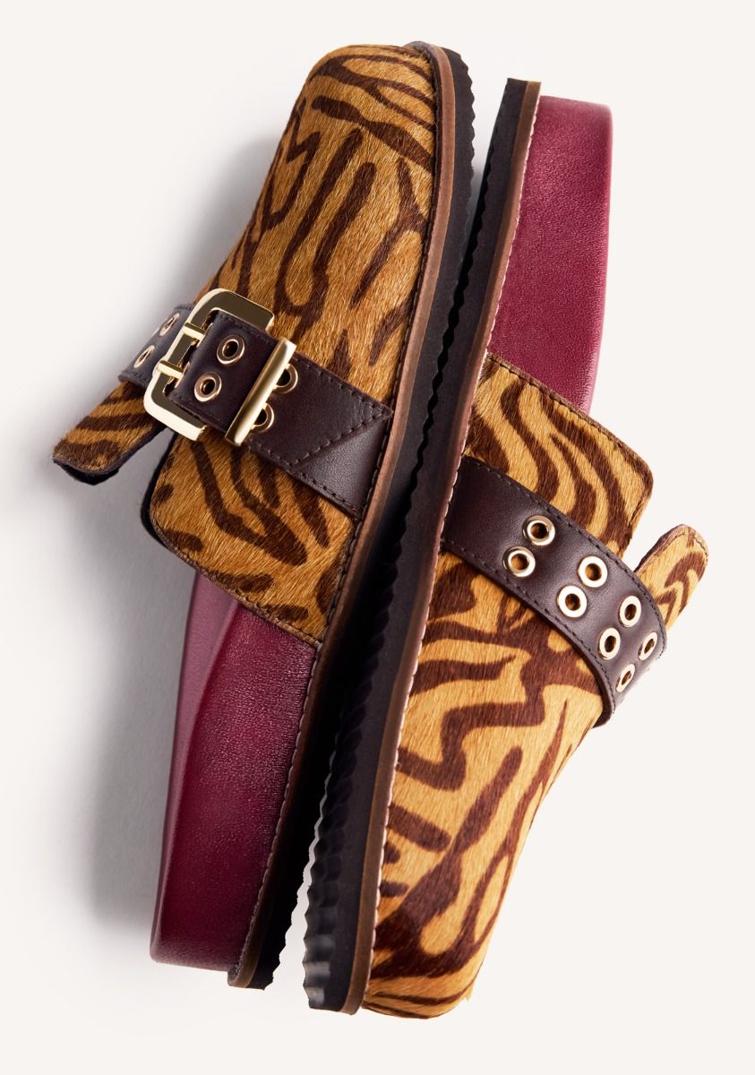 3067-zuecos-piel-estampado-animal-beulah-marron-1.jpg