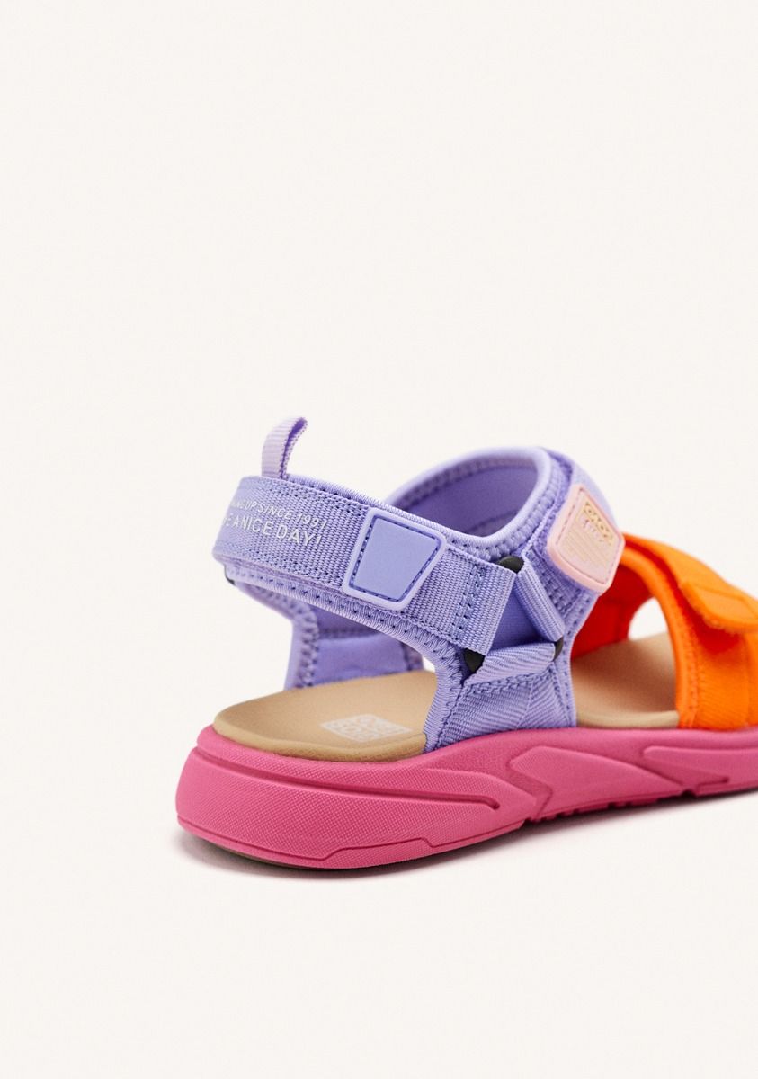 428-chanclas-deportivas-color-fucsia-con-acentos-de-color-para-ni-a-y-ni-o-bunnel-fuxia-1.jpg