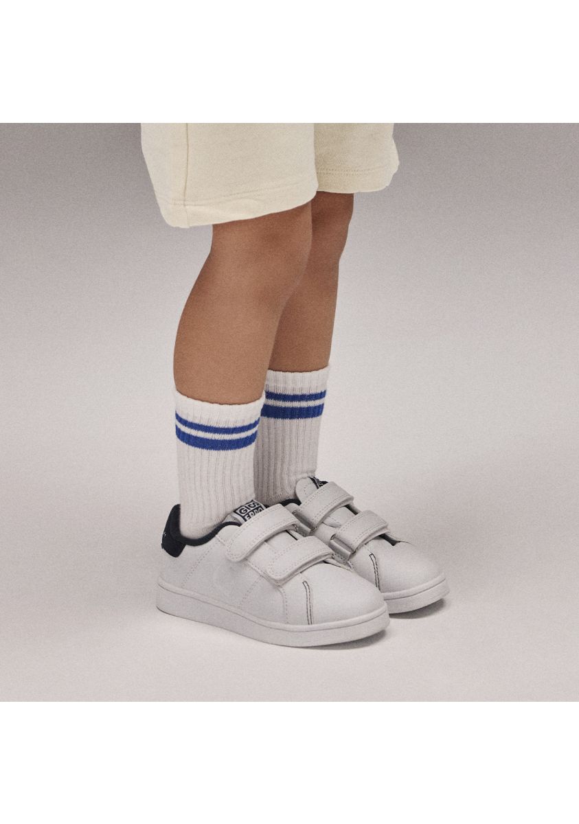 527-sneakers-colegiales-blancas-con-detalle-en-azul-marino-y-doble-cierre-ajustable-volsk-marino-1.jpg