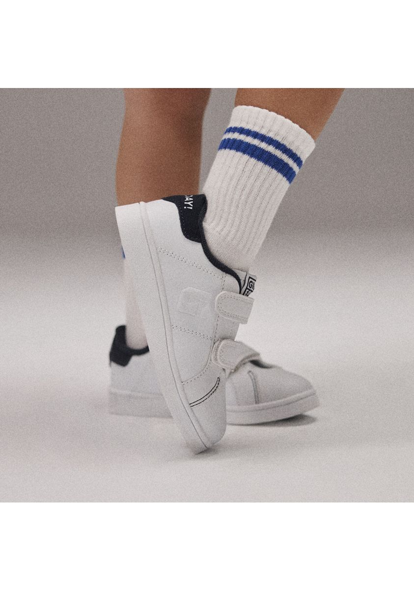 527-sneakers-colegiales-blancas-con-detalle-en-azul-marino-y-doble-cierre-ajustable-volsk-marino-1.jpg