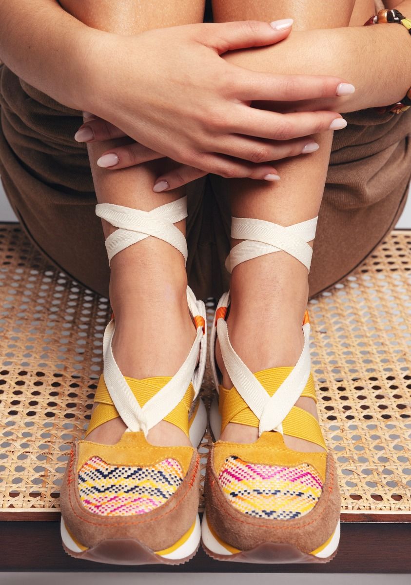 5294-zapatillas-abiertas-piel-cu-a-rafia-littleton-mostaza-1.jpg