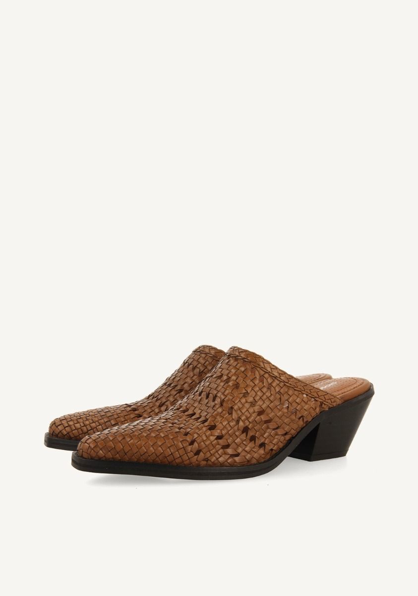 ZUECOS TIPO MULES TACÃN PIEL BATTONYA - CUERO